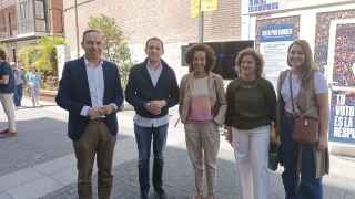 Víctor Alonso, Conrado Íscar, Mercedes Cantalapiedra y Paloma Vallejo en la caseta de campaña del PP