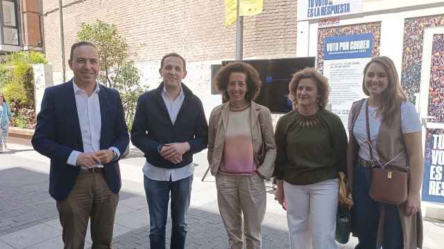 Víctor Alonso, Conrado Íscar, Mercedes Cantalapiedra y Paloma Vallejo en la caseta de campaña del PP