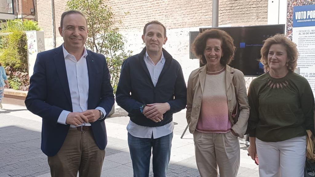 Víctor Alonso, Conrado Íscar, Mercedes Cantalapiedra y Paloma Vallejo en la caseta de campaña del PP