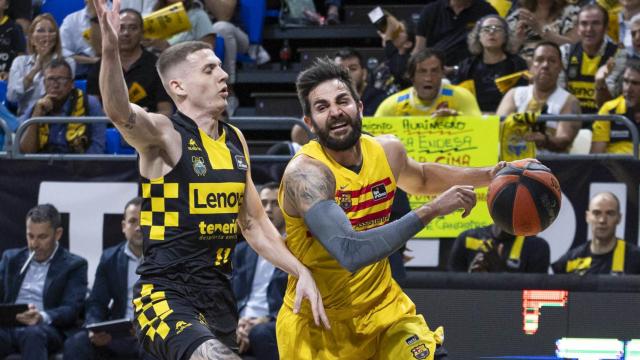 Ricky Rubio trata de sortear a Kyle Guy.