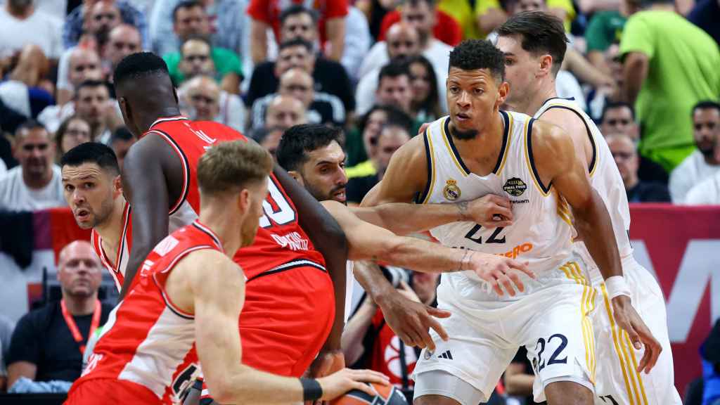 Tavares defiende en el partido ante el Olympiacos.