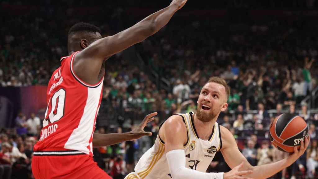 Musa busca la canasta ante la oposición de los jugadores del Olympiacos.