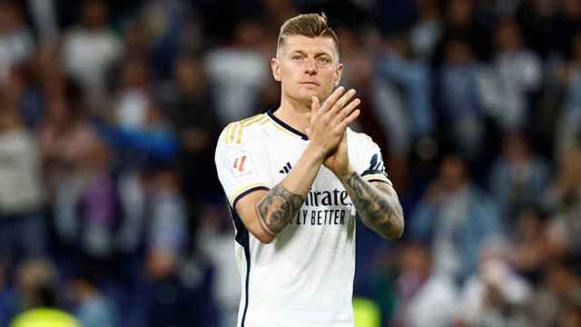 Toni Kroos despidiéndose del Santiago Bernabéu