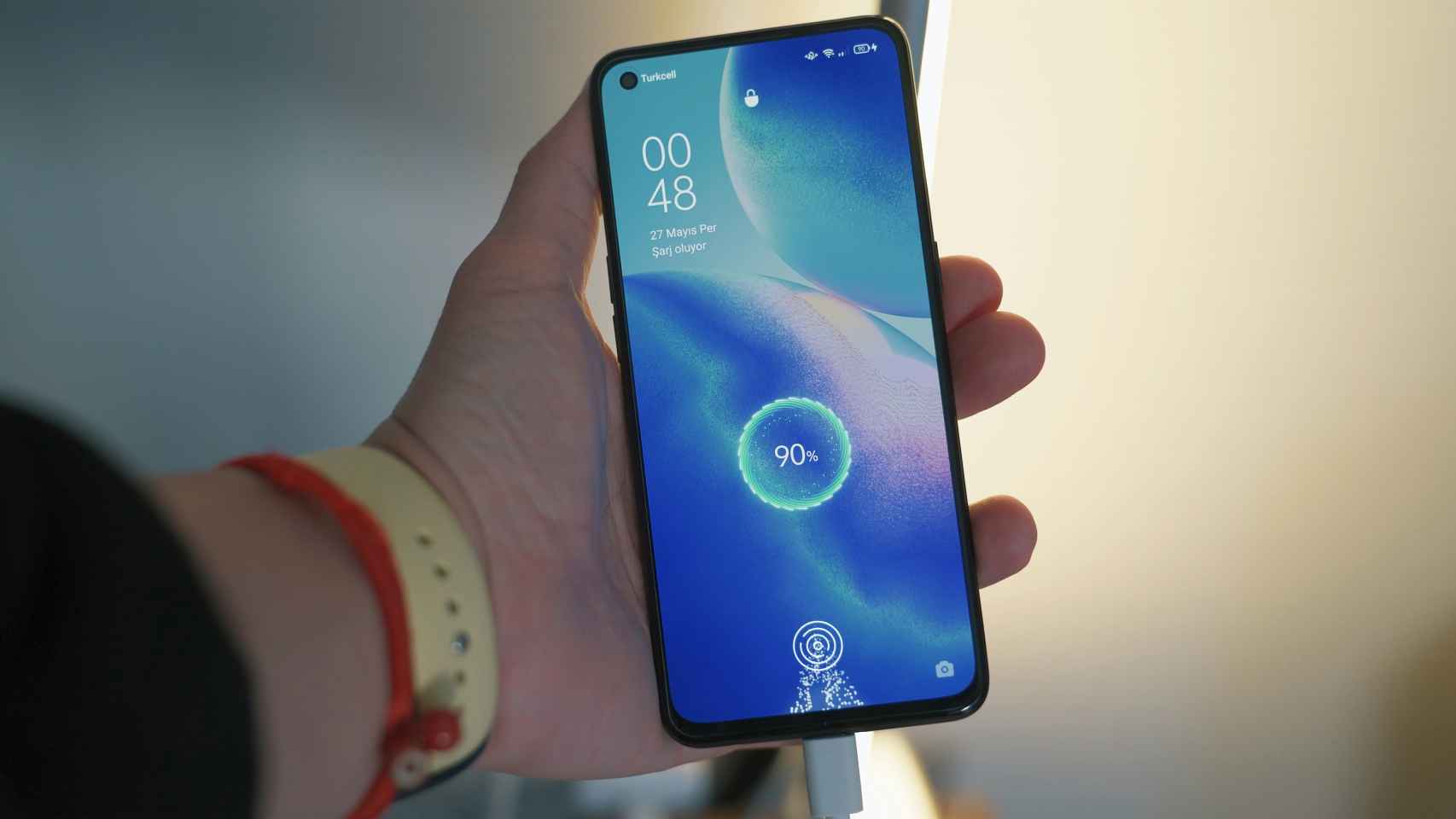 Smartphone cargando batería