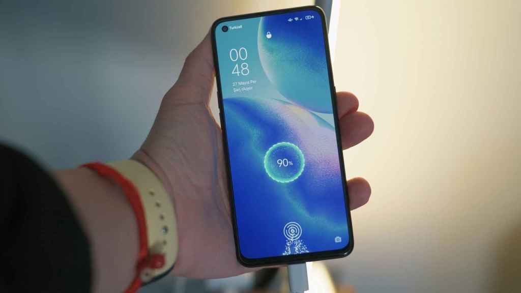 Smartphone cargando batería