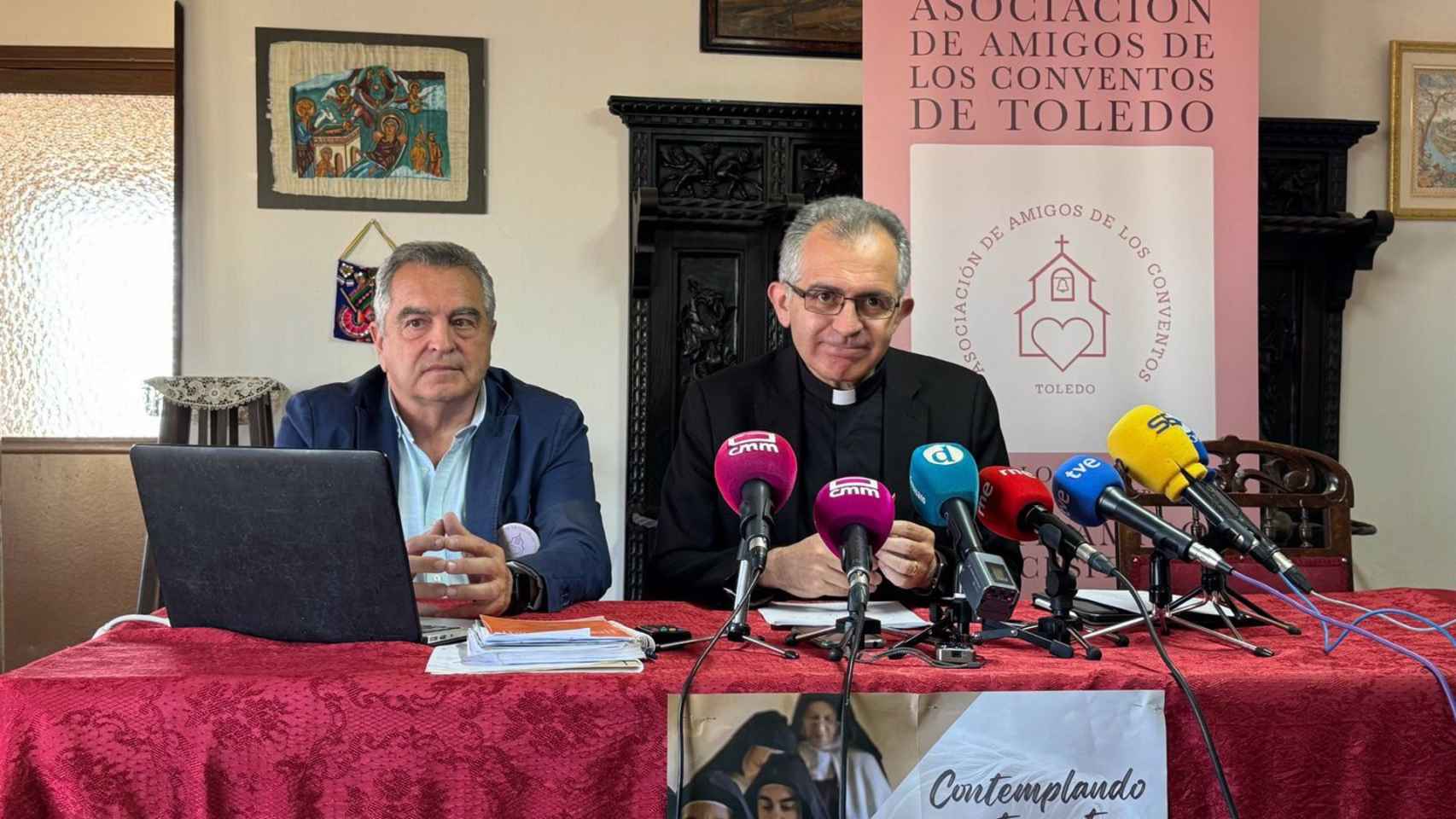 El coordinador de la Asociación de Amigos de los Conventos de Toledo, Francisco Márquez, y el provicario general de la Diócesis de Toledo y vicario episcopal para la vida consagrada, Raúl Muelas. Foto: Europa Press.