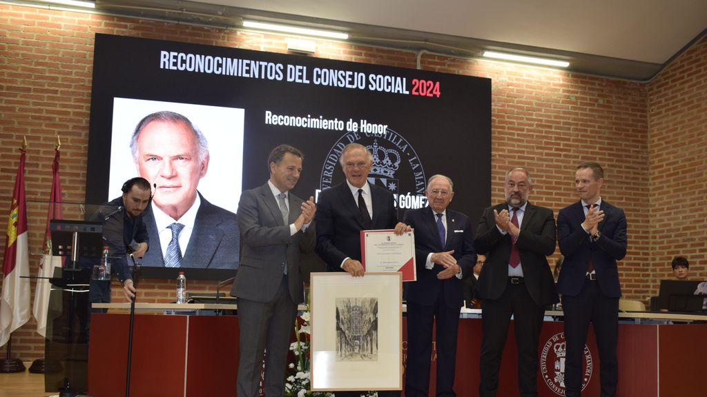 Entrega del premio a Pedro Piqueras. Foto: UCLM.