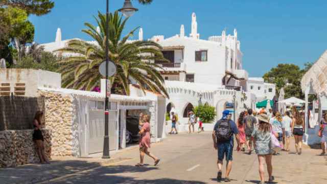 Turistas en el municipio de Binibeca Vell, en Menorca.