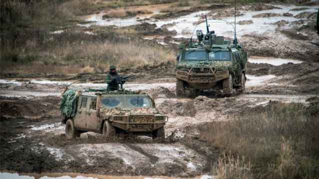 Dos vehículos de la BRILAT en el campo de maniobras de la base de Eslovaquia, en un ejercicio táctico