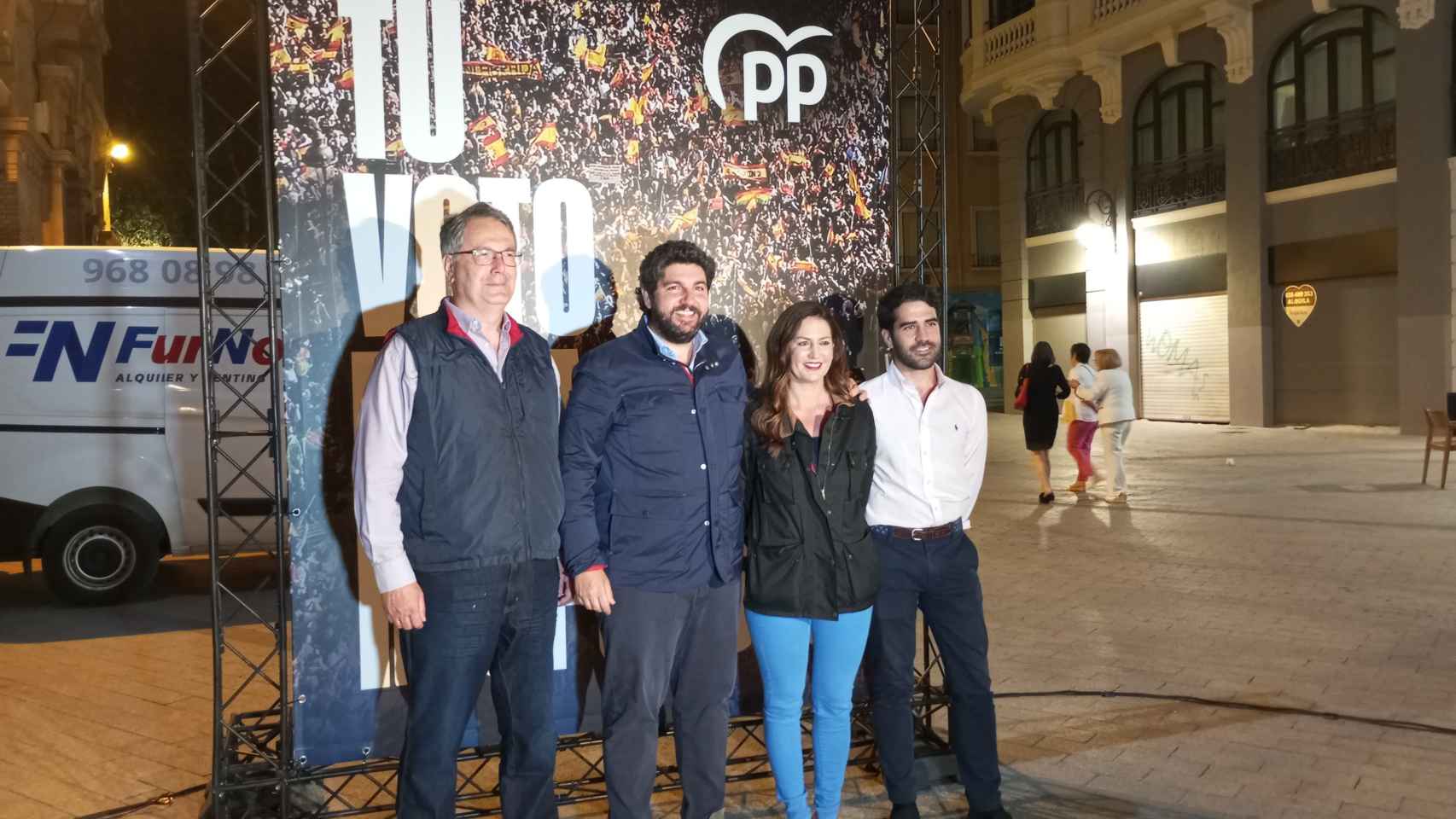 López Miras, la pasada noche, junto a los candidatos murcianos que integran la lista del PP a las elecciones europeas del 9 de junio.