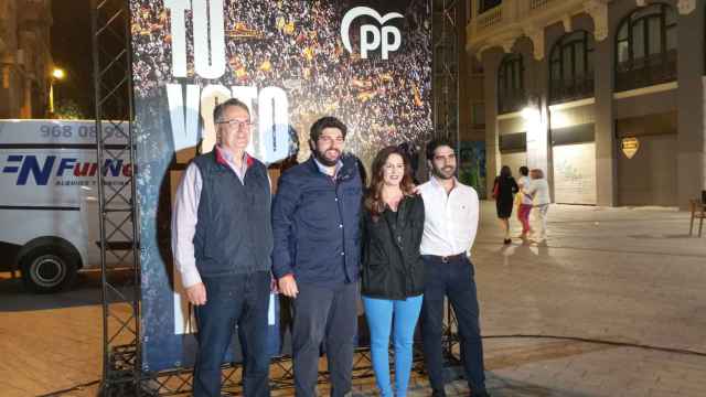 López Miras, la pasada noche, junto a los candidatos murcianos que integran la lista del PP a las elecciones europeas del 9 de junio.