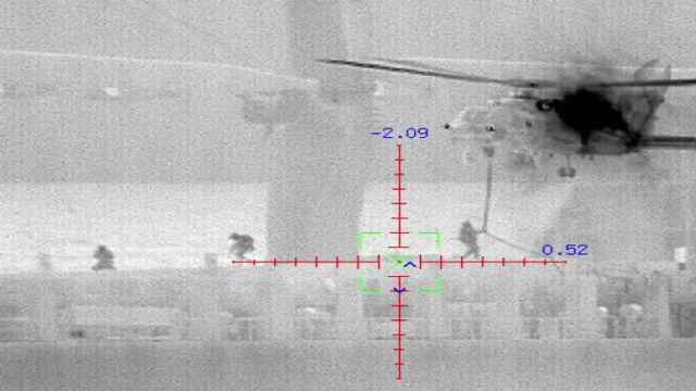 Los militares accediendo al barco desde un helicóptero para liberar a la tripulación.
