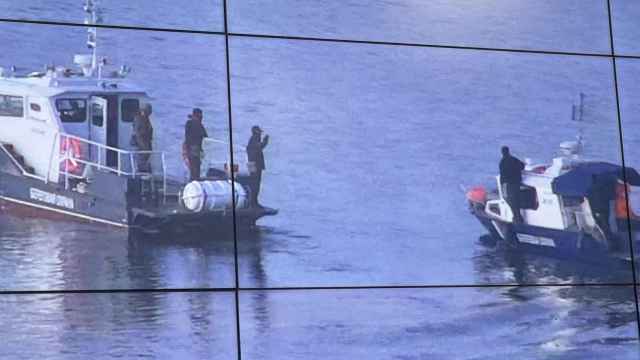 Captura de pantalla de una grabación de guardias fronterizos rusos retirando las boyas el 23 de mayo de 2024.