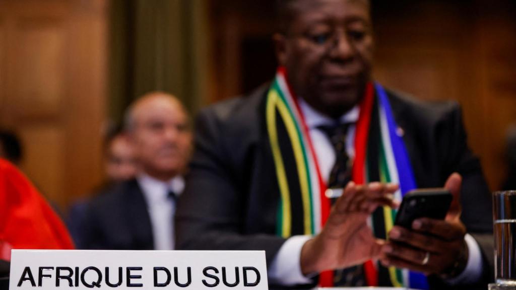 El embajador de Sudáfrica en los Países Bajos, Vusimuzi Madonsela, este viernes durante la lectura del fallo.
