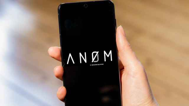 Móvil con el logo de Anom