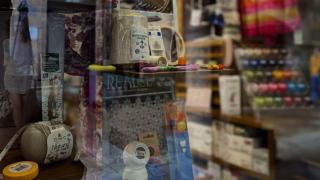 Escaparate de un comercio histórico de Santiago.