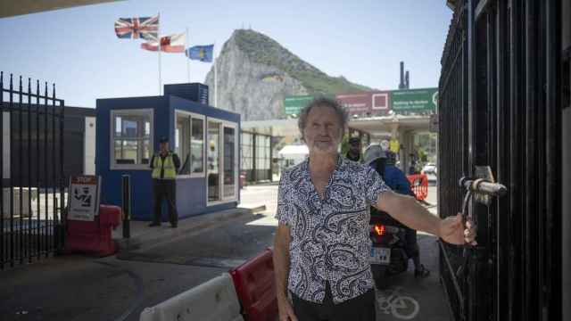 Luis Borjas, junto a la misma verja que separaba La Línea de Gibraltar y que abrió en 1982.