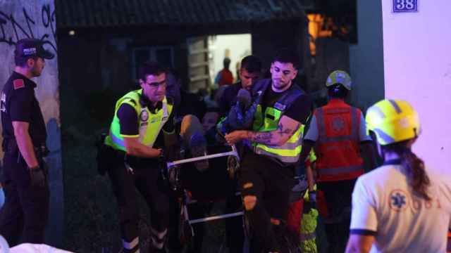 A la izquierda, Aboulaye Diop, una de las víctimas. A la izquierda, los servicios sanitarios rescatan a una persona de los escombros.