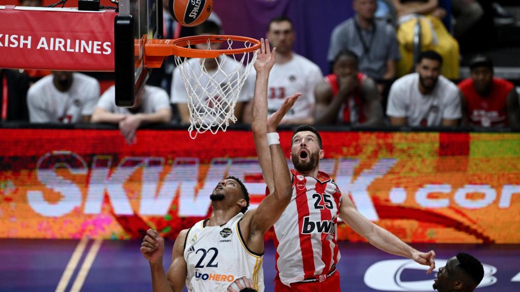 Tavares y Peters pelean por un balón.