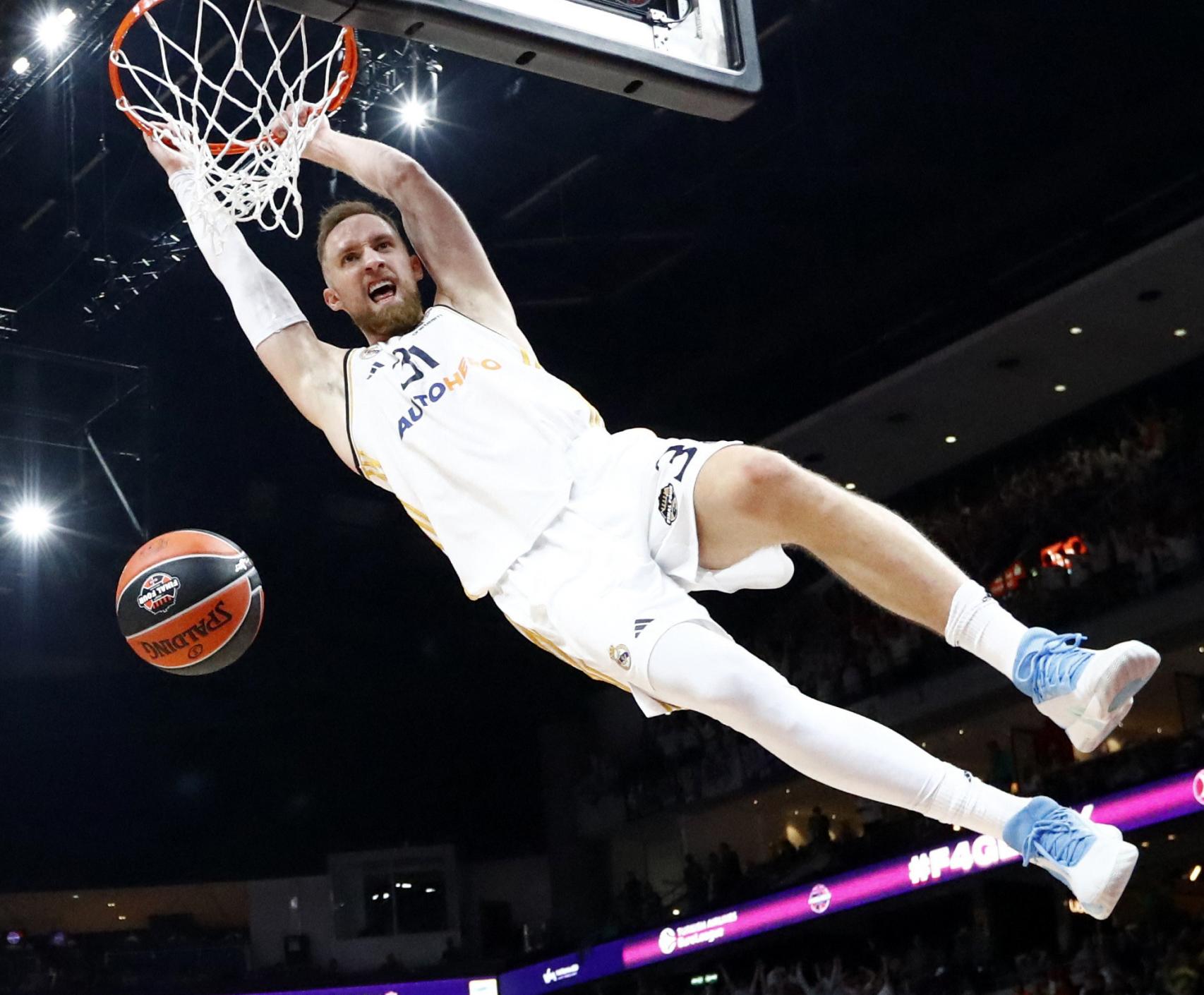 Musa se cuelga del aro para machacar.