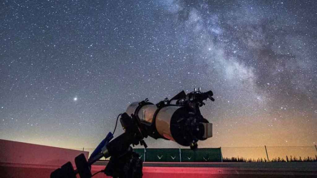Telescopio refractor en el Centro Astronómico de Tiedra