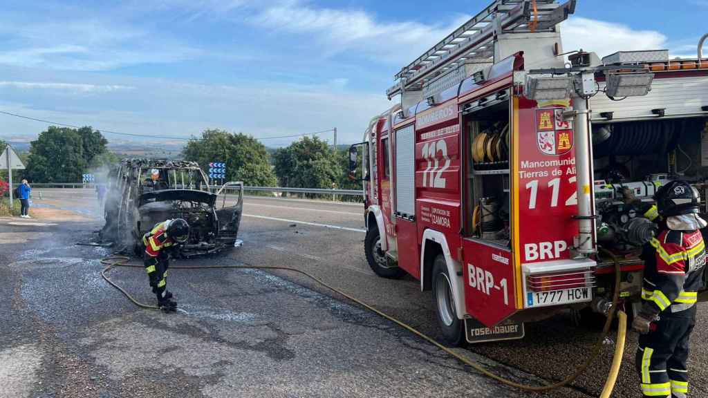 Los Bomberos de la Diputación de Zamora trabajan en el lugar