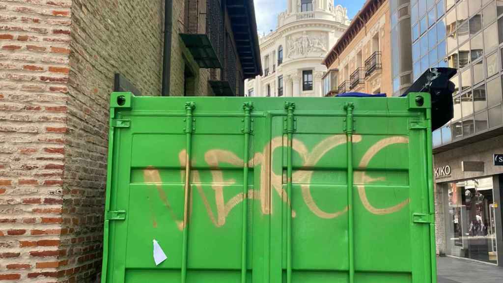 Imagen de las pintadas en la caseta de Vox