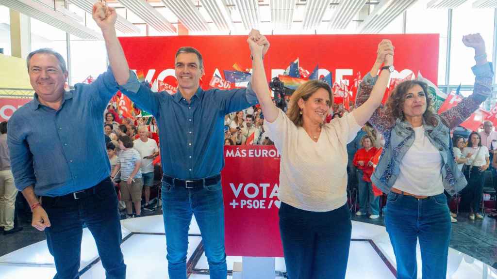 El presidente del Gobierno, Pedro Sánchez, (2i) junto a la candidata socialista europea Teresa Ribera, vicepresidenta tercera y ministra para la Transición Ecológica y el Reto Demográfico (2d) y el secretario general del PSOE-A, Juan Espadas (i) y la la vicepresidenta primera y ministra de Hacienda, María Jesús Montero, (d) a su llegada al mitin.
