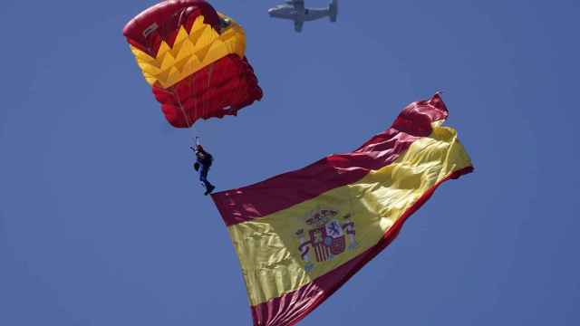 Exhibición paracaidista durante el desfile del Día de las Fuerzas Armadas en Oviedo.