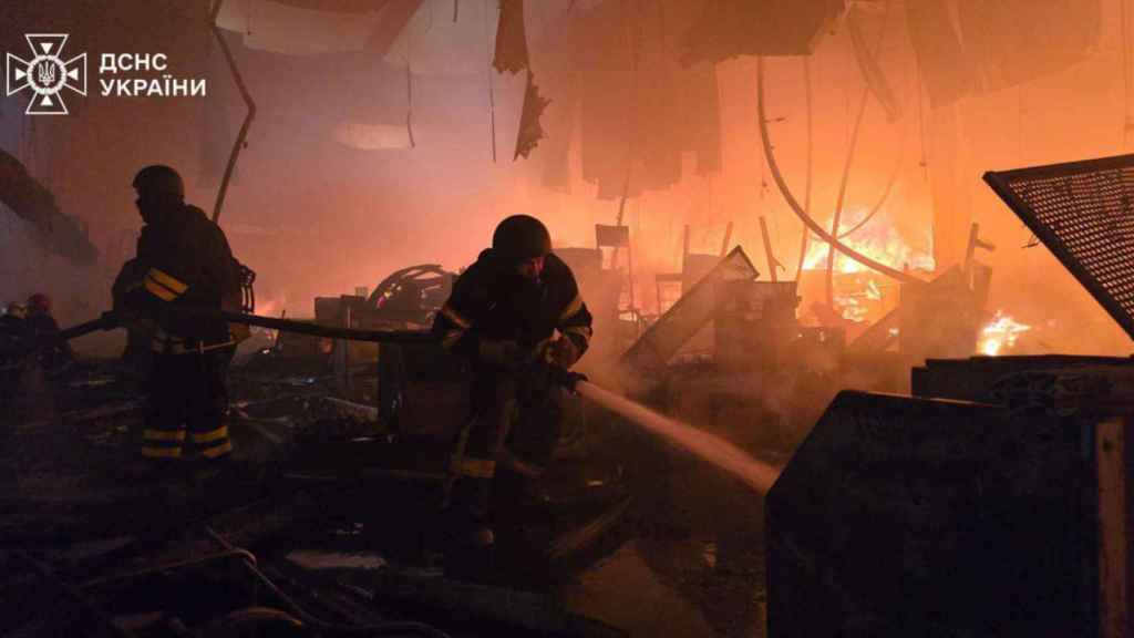Los bomberos intentan sofocar las llamas en el interior del edificio bombardeado en Járkov.