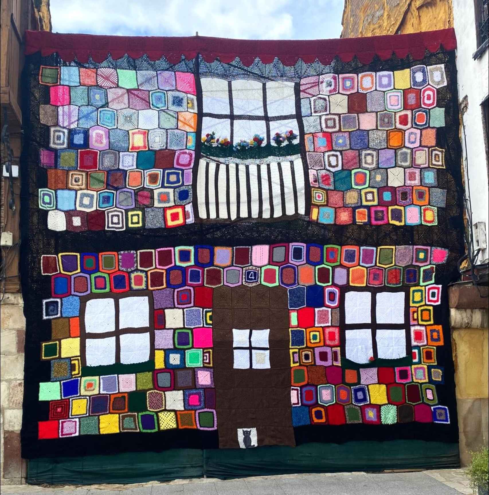 La manta de más de 40 metros llena de color para embellecer el pueblo