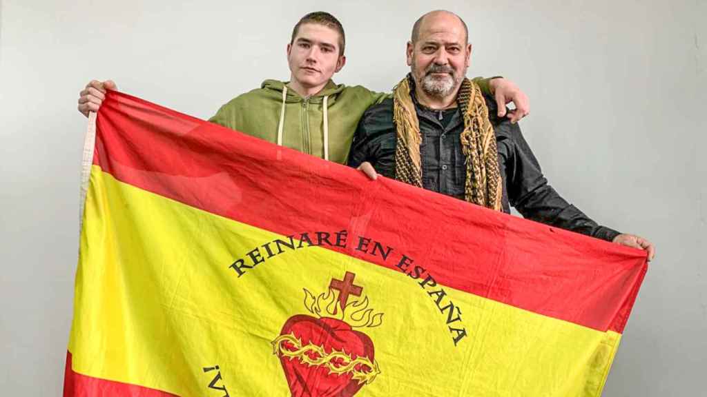 El valenciano Juan Manuel Soria Monfort, a la derecha, con el turolense 'Andriuja', posando con una bandera de 'Cristo Rey'.