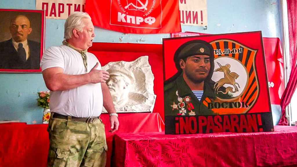 Russell Bentley, alias 'Texas', fue el único americano que combatió del lado del Kremlin. Recientemente, fue asesinado por tanquistas rusos. La foto fue tomada durante un homenaje al hispanocolombiano Alexis Castillo, un prorruso abatido por los ucranianos a quien tuvo como camarada de armas.
