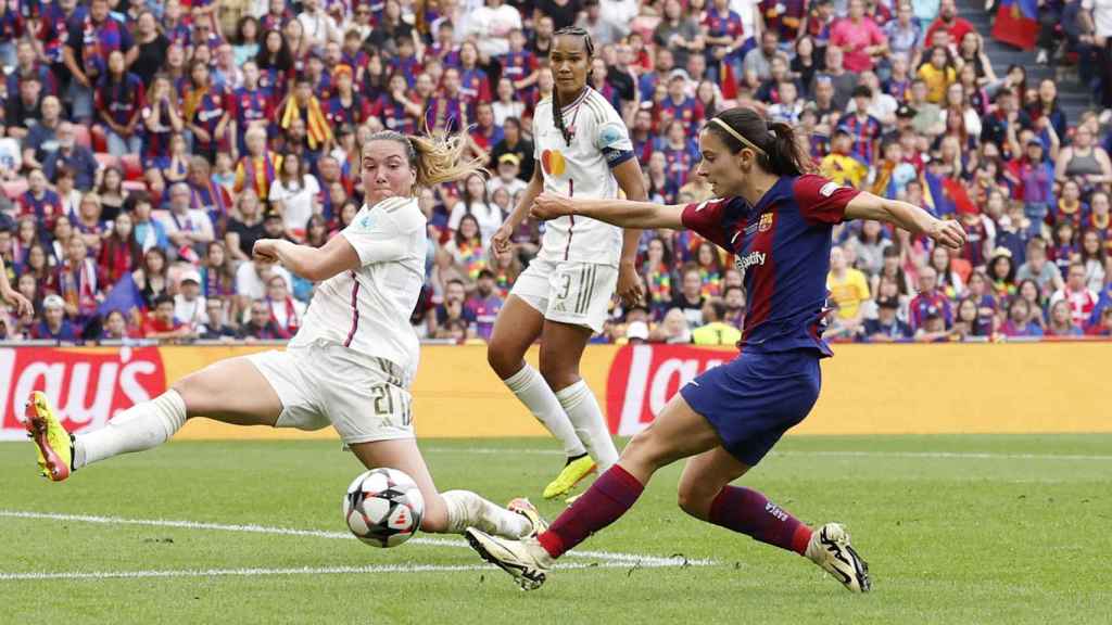 Momento en el que Aitana Bonmatí dispara para poner el 1-0 frente al Lyon.