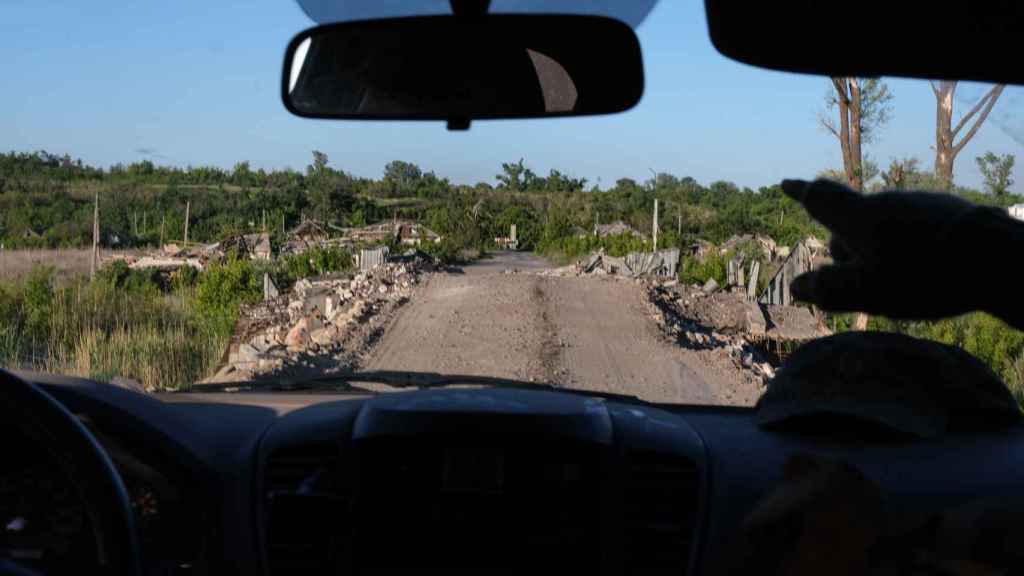 Destrucción a ambos lados de la carretera que conduce hacia Bilohorivka.