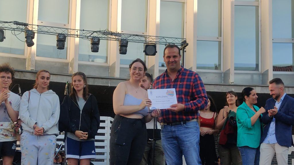 Una de las galardonadas recogiendo su premio