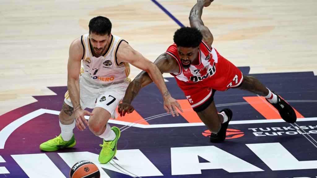 Facundo Campazzo pelea un balón frente a Shaquielle Mckissic.