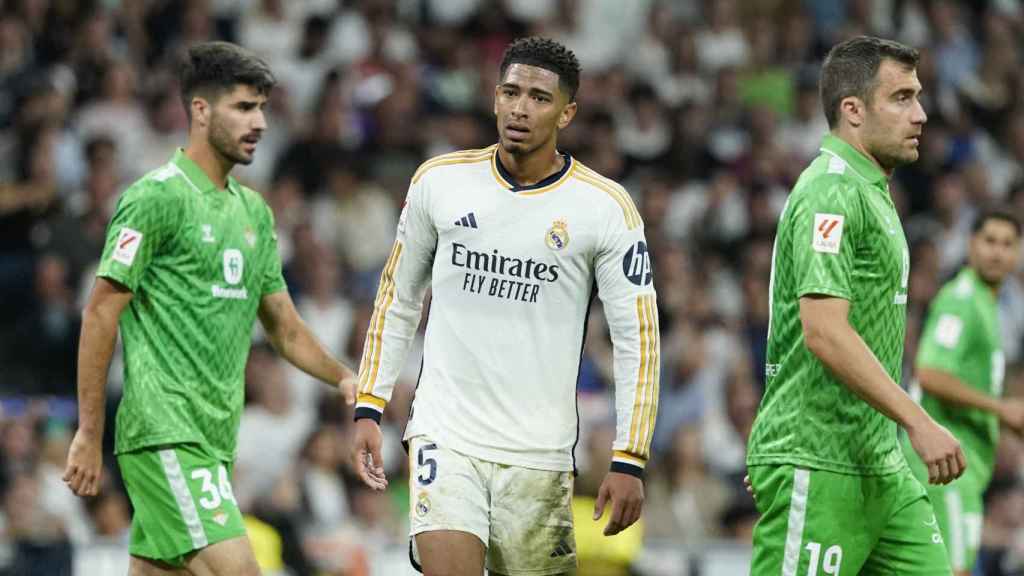 Bellingham se lamenta de una ocasión fallada frente al Betis.