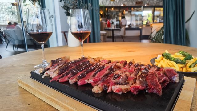 La carne a la brasa es uno de los principales atractivos de la oferta de Petimetre.