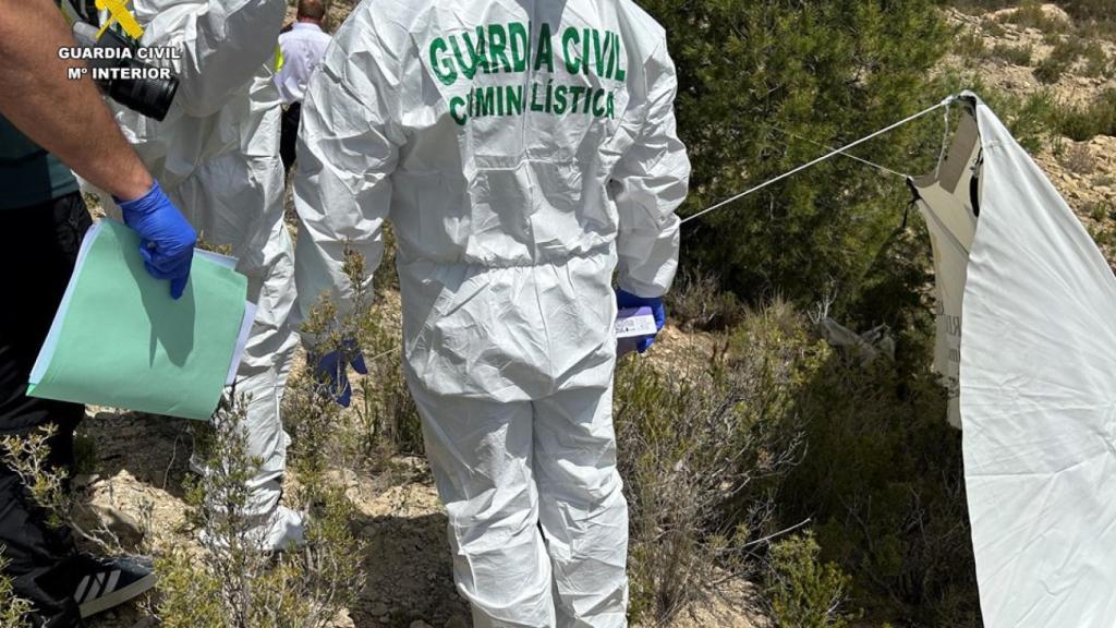 ARCHIVO - La Guardia Civil, junto al equipo forense.
