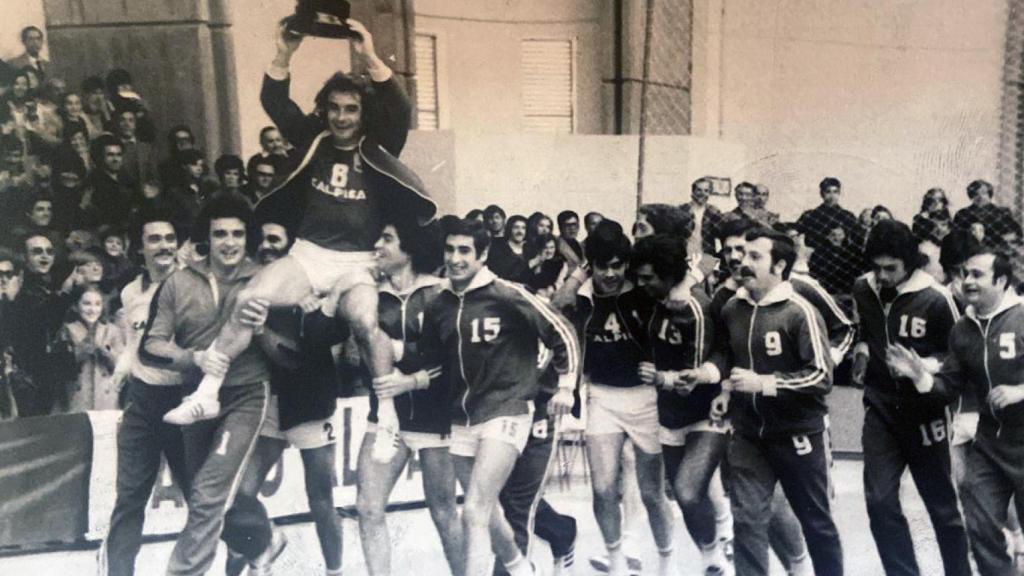 Pitiu Rochel es llevado a hombros por sus compañeros tras ganar un título en el pabellón al que años más tarde daría su nombre.