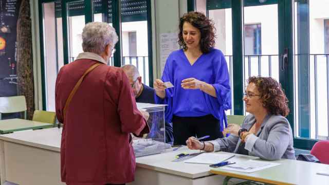 Una mujer votando en un colegio electoral en Segovia
