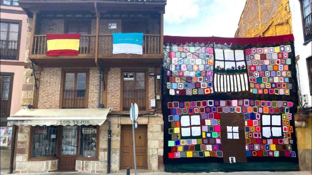 La 'fachada' hecha con lana y jerséis para tapar un solar en el casco histórico