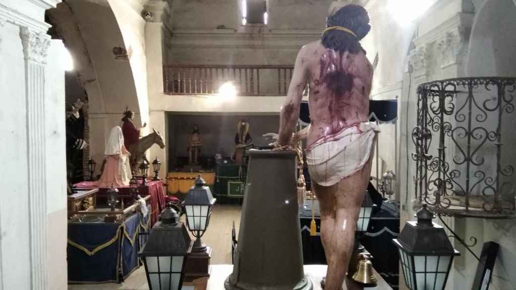 Interior de la Iglesia de San Juan con diversos pasos