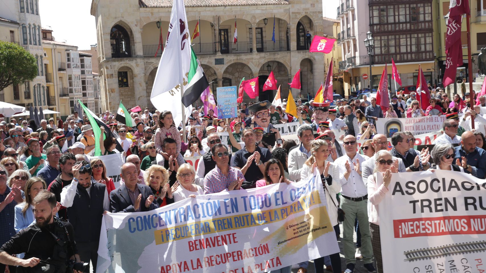 Concentración por la reapertura de la línea ferroviaria de la Ruta de la Plata entre Astorga (León), Zamora, Salamanca y Plasencia (Cáceres).