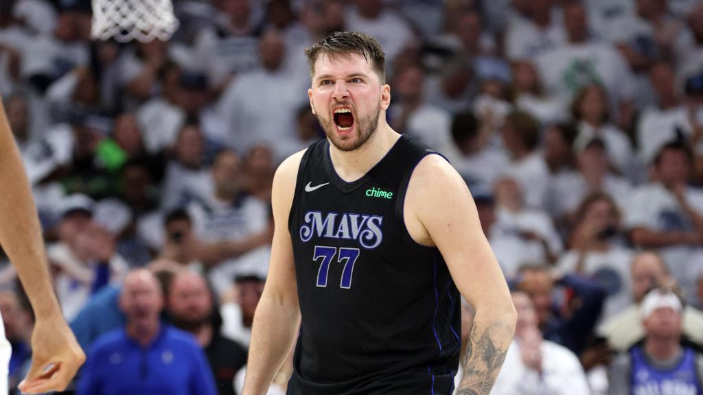 Luka Doncic celebra su canasta ganadora contra los Timberwolves