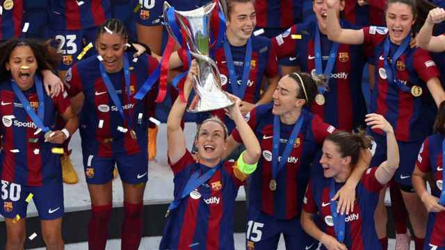 Alexia Putellas levanta el trofeo de la Champions.