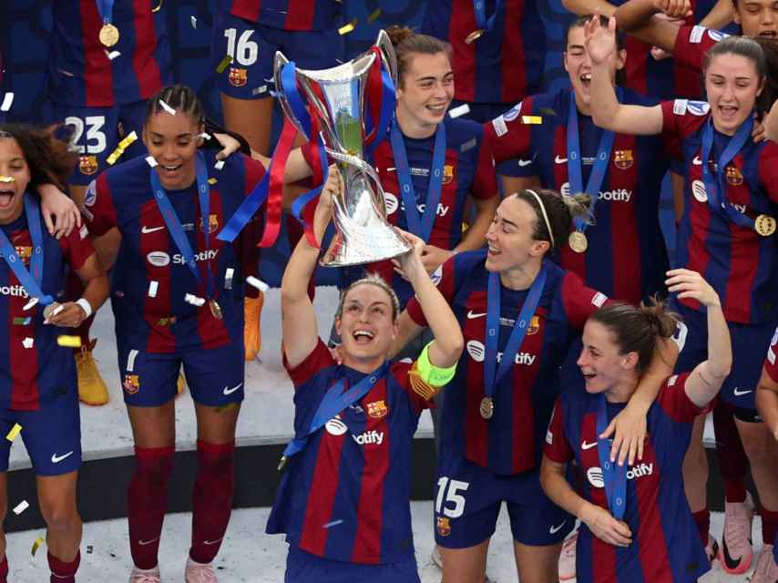 Alexia Putellas levanta el trofeo de la Champions.