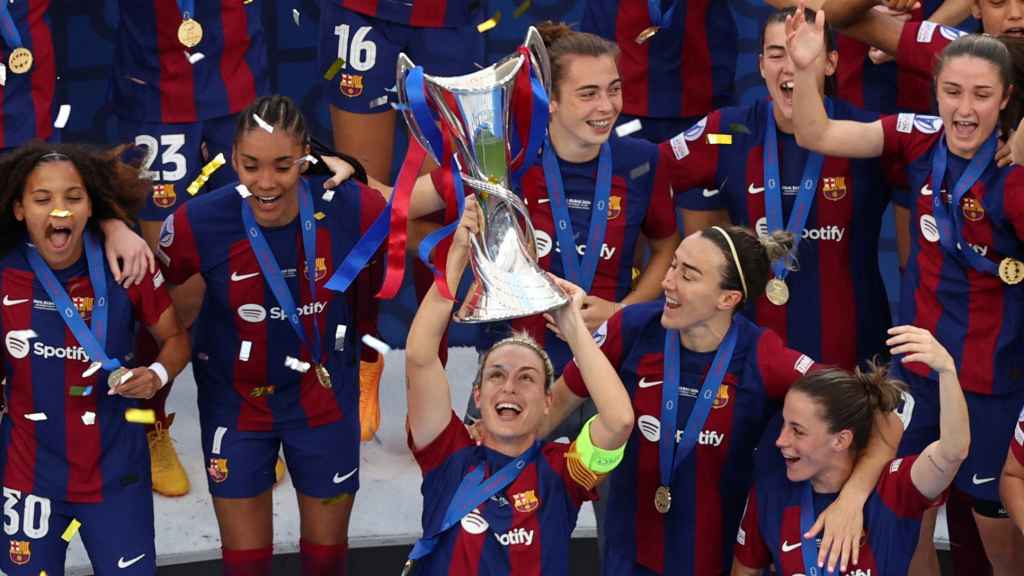 Alexia Putellas levanta el trofeo de la Champions.