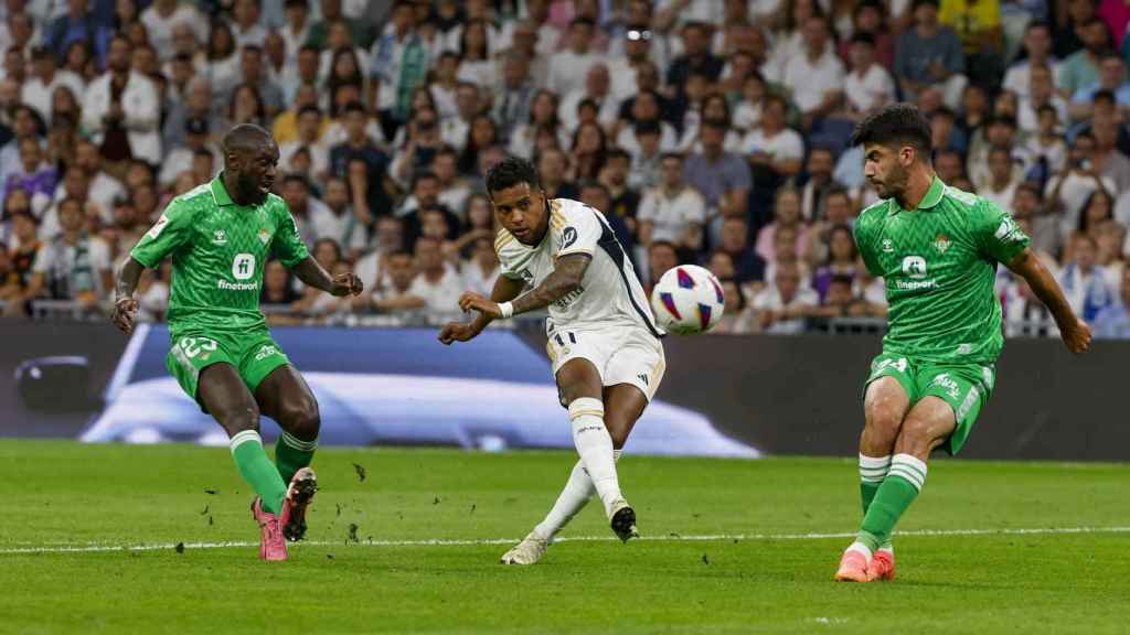Rodrygo realiza un disparo en el partido frente al Betis.